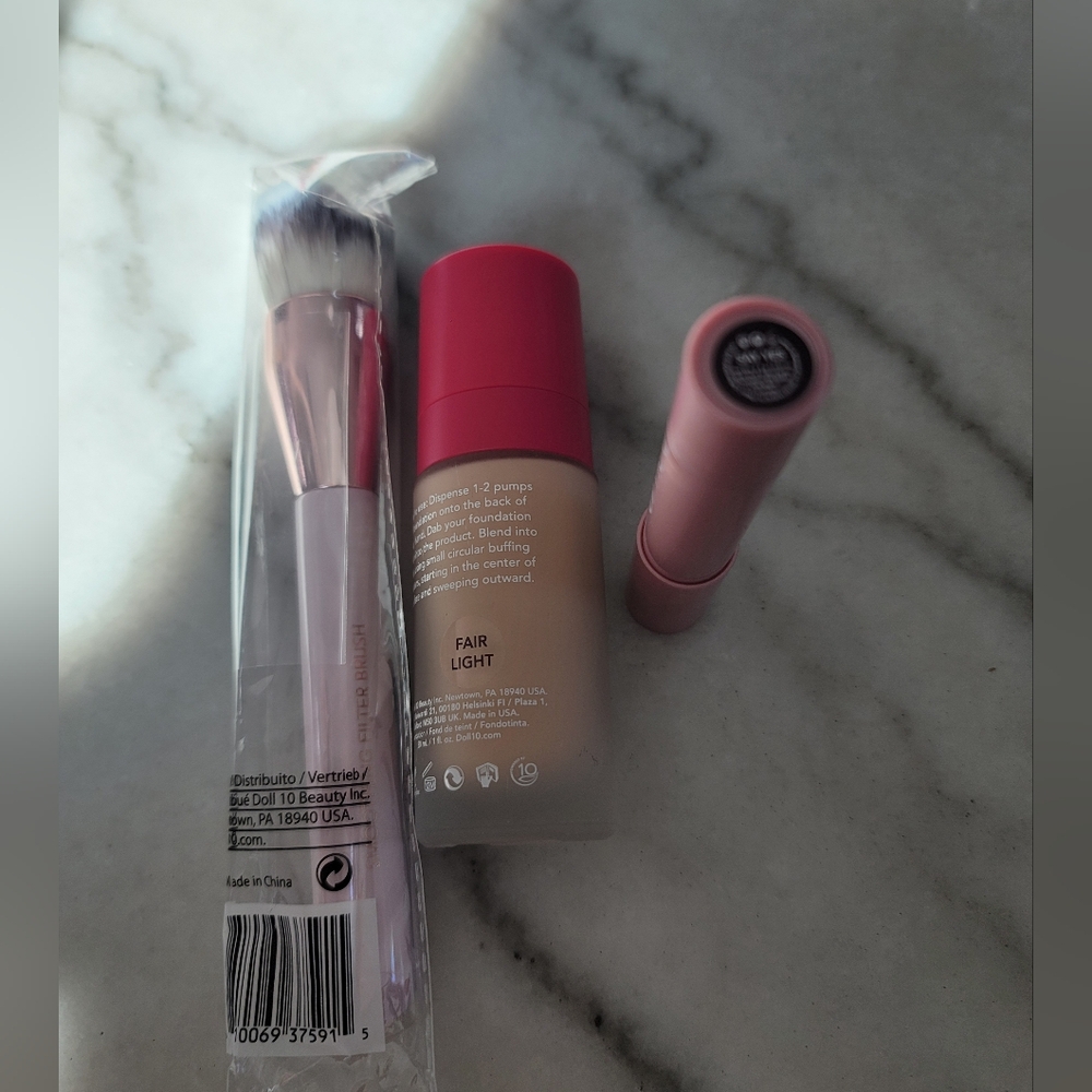 Doll 10 Foundation & Brush & Lip Crayon NWOB - Picture 2 of 2